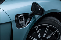 「タイカン」には左右のフロントフェンダーそれぞれに充電ポートが備わる。交流電流の場合は左右どちらからでも充電できるが、直流電流の場合は車両右側のポート（写真）のみが対応する。