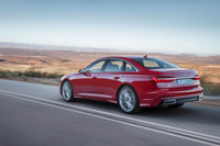 クランクシャフトに接続されたベルトオルタネータースターター（BAS）があり、減速時には最大12kWの電力を回生する。