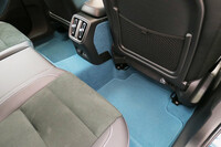 当初から電動車の展開が想定されていた「CMA」プラットフォームだけに、電動化によるパッケージへの干渉は最小限。一目で「XC40」との違いとして挙げられるのは、フロントシートの座席下の“すき間”が埋まったことぐらいだ（XC40では床面がフラットで、座席と床の間に空間があった）。後席も“体育座り”を強いられるようなことはなく、前席の下にはちゃんと足先を差し入れるスペースが確保されている。