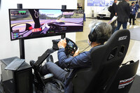 「オートモビル カウンシル」のポルシェブースには、「ポルシェ・エクスペリエンスセンター東京」のコースを走れるドライビングシミュレーターも設置。多くの人がそこでのドライビングを体験していた。