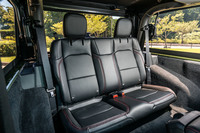 後席は広さ、アクセス性ともに“非常用”の域を出ないが、車形を思えば致し方ないところだろう。