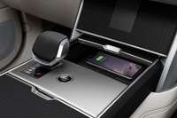 ワイヤレスデバイスチャージングシステムは、全車に標準で装備されるアイテム。