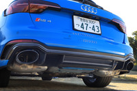 刺激的なサウンドを放つ「RSスポーツエキゾーストシステム」。19万円のオプション装備で、グロスブラックのテールパイプも特徴となっている。