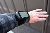 「サイコマ」の利用に用いるデバイス。音声入力によって車両を呼び出す。