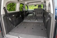 ヘッドレストとアームレストを外すと助手席も格納可能。この状態の積載容量は2693リッター。