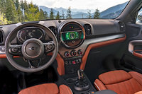 「MINIクロスオーバー」が大幅改良　環境性能を改善するとともに運転環境をデジタル化の画像