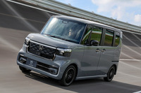 群雄割拠の軽スーパーハイトワゴン市場で、不動の人気を誇る「ホンダN-BOX」。販売ランキングを見ると、2015年度から8年連続で軽自動車No.1を達成。登録車を含むすべてのモデルで見ても、2021年度、2022年度と2年連続でNo.1に輝いている。写真は「N-BOXカスタム」。