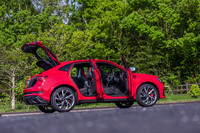 「RS Q3スポーツバック」のボディーサイズは全長×全幅×全高＝4505×1855×1555mm、ホイールベースは2680mm。車重は1740kgと発表されている。