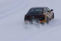 高い速度を保ったまま左コーナーへ。全車に標準装備の「DRS」＝後輪操舵が効いている。