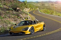 「720Sスパイダー」が0-100km/h加速に要する時間は2.9秒。最高速度はオープン時で325km/h、クローズ時で341km/hと公表される。