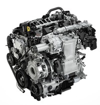 スカイアクティブXユニットの単体イメージ。写真手前がフロント側で、空気を多く採り入れるための「高応答エアサプライ」（写真上部手前）やマイルドハイブリッドシステムのISG（中央手前）が装着されている。