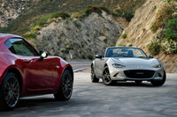 マツダ・ロードスターSスペシャルパッケージ（写真向かって右）