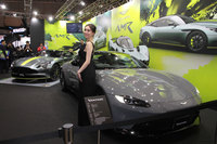 アストンマーティンのブースにて、「ヴァンテージ」（手前）と「DB11 AMR」（奥）。