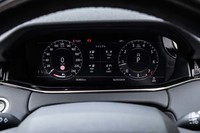 12.3インチサイズのインタラクティブドライバーディスプレイが標準装備される「R-DYNAMIC HSE P300 MHEV」。ナビや電話、オーディオなどの作動状況を切り替え表示できる。