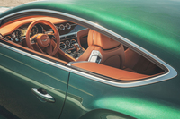 Bピラーを廃した、特徴的なサイドウィンドウ。スタイリングの流麗さを一段と強調する。