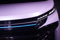 横一文字に伸びたLED加飾が組み込まれる「ヴォクシー」用のシグネチャーイルミグリル。ブラックアウトの中に施されたメッキ加飾が、力強いフロントフェイスを表現している。