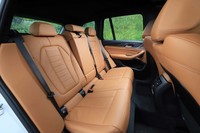 後席は40：20：40の分割可倒式でリクライニングも可能。「M40d」の場合、シートヒーターも備わる。