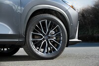 ホイールはハブボルト方式で固定される。「450h＋“バージョンL”」では写真のダークグレーメタリック×切削光輝加工、またはダークメタリック塗装が選択できる。