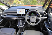 かつてのミニバンとは一線を画す、乗用車然としたインストゥルメントパネルまわり。「S-Z」と「Z」には左右独立式のフロントオートエアコンとリアオートエアコンが装備される。