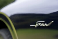 フロントフェンダーには「Speed」のバッジが貼られる。