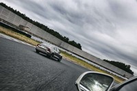 タイトな1コーナーに挑む「S60」。ハンドリングが素直なのでスムーズにクリアできた。