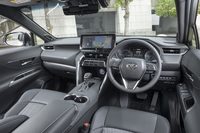 ステッチレザーのソフトパッドを多用したインテリアでは、幅広なコンソールでSUVらしいたくましさを表現。色のトーンは抑えめながら上質感にあふれている。