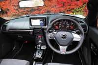 各部にカーボン調やピアノブラック塗装の装飾が施されたインテリア。専用のMOMO製革巻ステアリングホイールには「GR」のロゴがあしらわれている。