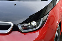 
	フルLEDタイプのヘッドランプは、「i3」全車に標準で装備される。
	
