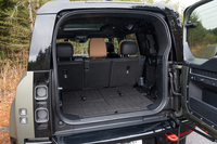 荷室の床面と2列目＆3列目の背面は縞（しま）鋼板のような意匠のハードプラスチックで覆われる。オプションの3列目シートが床と一体で格納されているのがお分かりいただけるだろうか。