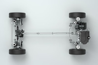 4WDシステムは湿式多板クラッチで駆動力を前後に配分する方式（写真は右が車両前部）。