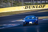 ドライブトレインではマクラーレン初となる「e-Diff」（電子制御デファレンシャル）の採用もトピック。同機構はトランスミッションに内蔵され、状況に応じて左右後輪間の駆動力配分を最適に可変制御する。