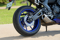 タイヤは同車専用設計の「ブリヂストン・バトラックス ハイパースポーツS22」。サイズは前が120/70ZR17、後ろが180/55ZR17だ。