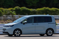 「フィヨルドミスト・パール」と呼ばれる薄いブルーの外板色は「フリード エアー」のイメージカラー。これを含め同モデルでは、全9色からボディーカラーを選択できる。