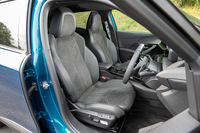 シート表皮はアルカンターラとテップレザー（合皮）の組み合わせ。少々硬めの座り心地ながらホールド性は高い。