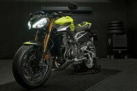 バイクのフロントまわりは、前輪とそれをはさみこむ円筒形のサスペンション（テレスコピックフォーク）で構成されている。シンプルな構造で強度にも優れるが、加減速時に車体の姿勢変化を招くという特性もある。