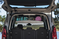 リアシート頭上部分に容量約60リッターの収納スペースが設置されている。