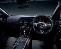 生粋のスポーツモデルである「メガーヌR.S.」は、インテリアにも特別なムードがただよう。写真は最終モデル「メガーヌR.S.ウルティム」のものだが、シリアルナンバープレートが添えられるほかは、メガーヌR.S.のものと大きくは変わらない。