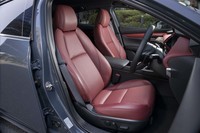 深みのある赤いレザーで仕立てられた試乗車のシート。上質なインテリアを持つクルマでは、タイヤの快適性にもこだわりたいところだ。