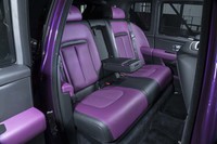 「ファントムVIII」などと同じくドアは観音開きとなる。毛足が長く厚みのあるフロアカーペットにはラムウールが用いられている。