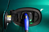 走行用バッテリーは総電力量15.5kWhのリチウムイオン電池で、200Vの普通充電に対応。充電に要する時間は最大約6時間だが、より時間を短縮したい人へ向け、出力6kWの「Q-VEC」充電器も用意されている。