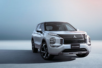 2021年にデビューした3代目「アウトランダー」。土台となるプラットフォームは日産主導で開発された「CMF-C／D」で、プラットフォームを共有する現行「エクストレイル」と同様にBOSEのサウンドシステムを採用していた。