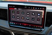 「エレガンス」と「Rライン」のインフォテインメントシステムには、フォルクスワーゲン最新の「Discover Pro Max」を採用。操作系とディスプレイにはやはり最新の「MIB4」を採用しており、大幅に改善された機能性とレスポンスのよさ、15インチの大画面が自慢だ。