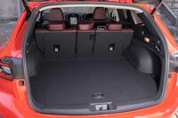 5人乗車時の荷室容量は561リッター（床下のサブトランク69リッターを含む）。最大幅1120mmという開口部の大きさも自慢だ。