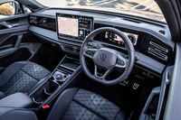 一新されたコックピットのデザイン。ソフトパッドで覆われたダッシュボードは従来モデル以上に上質な印象で、15インチという大画面のタッチパネルダッシュボードのセンターに収まる。