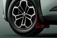 タフさを強調した新デザインのアルミホイールに、245/60R18サイズのオールテレインタイヤを装着。最低地上高は従来モデルよりも25mm引き上げられている。ホイールのセンターオーナメントにも王冠のマークが入る。