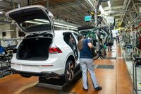 エンジンを搭載した「ゴルフ」の生産は、独ウォルフスブルクからメキシコの工場に移管されることとなる。