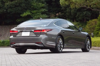 リアのデザインは、レクサスブランドを象徴する“スピンドルグリル”をイメージしたものとなっている。