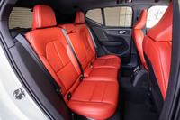 後席の背もたれには60：40の分割可倒機構が備わる。レッグスペースを含む後席の居住空間は、ガソリンエンジン車と大きな違いは感じられなかった。