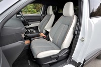 「MX-30 EVモデル ハイエストセット」のシートは、クロスと合成皮革のコンビ仕立て。10Wayの電動調節機構やシートヒーターが標準装備される。