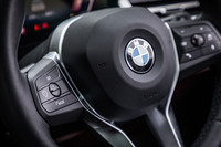 ステアリングスイッチはシンプルなデザインに変更された。右側にインフォテインメントシステムのコントロールスイッチを、左にACCのコントロールスイッチを配置する。